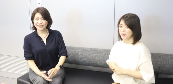 女性が笑顔で会話している画像