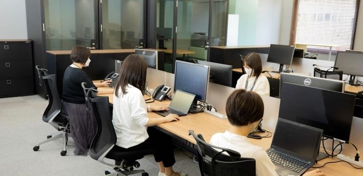 オフィスで仕事をしている女性の画像